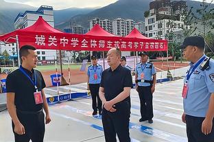 马奎尔本场数据：5次争顶成功，16次丢失球权，评分6.5